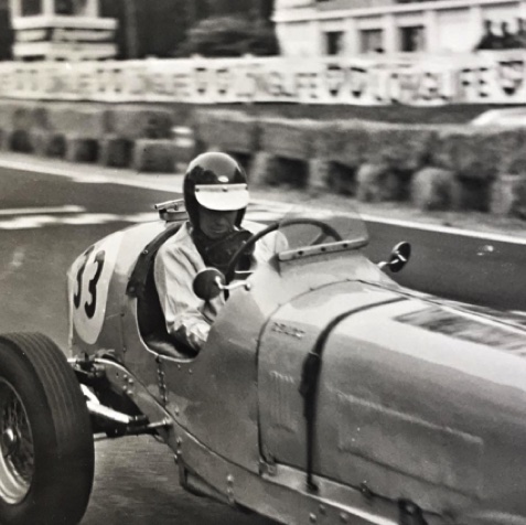 Circuit de Rouen les Essarts 1964. A l'occasion du GP, Jim teste l'ERA du coureur  Patrick Lindsay.